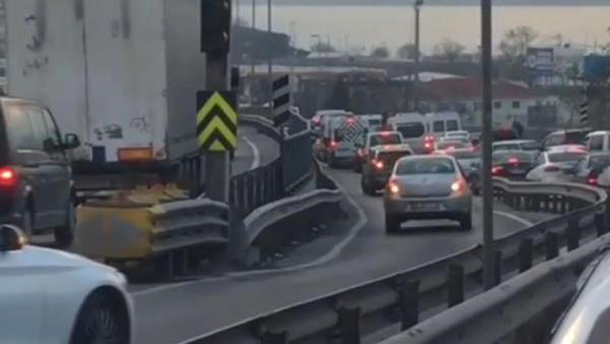 Yoğunluktan Kaçmak İçin Trafiği Tehlikeye Attılar