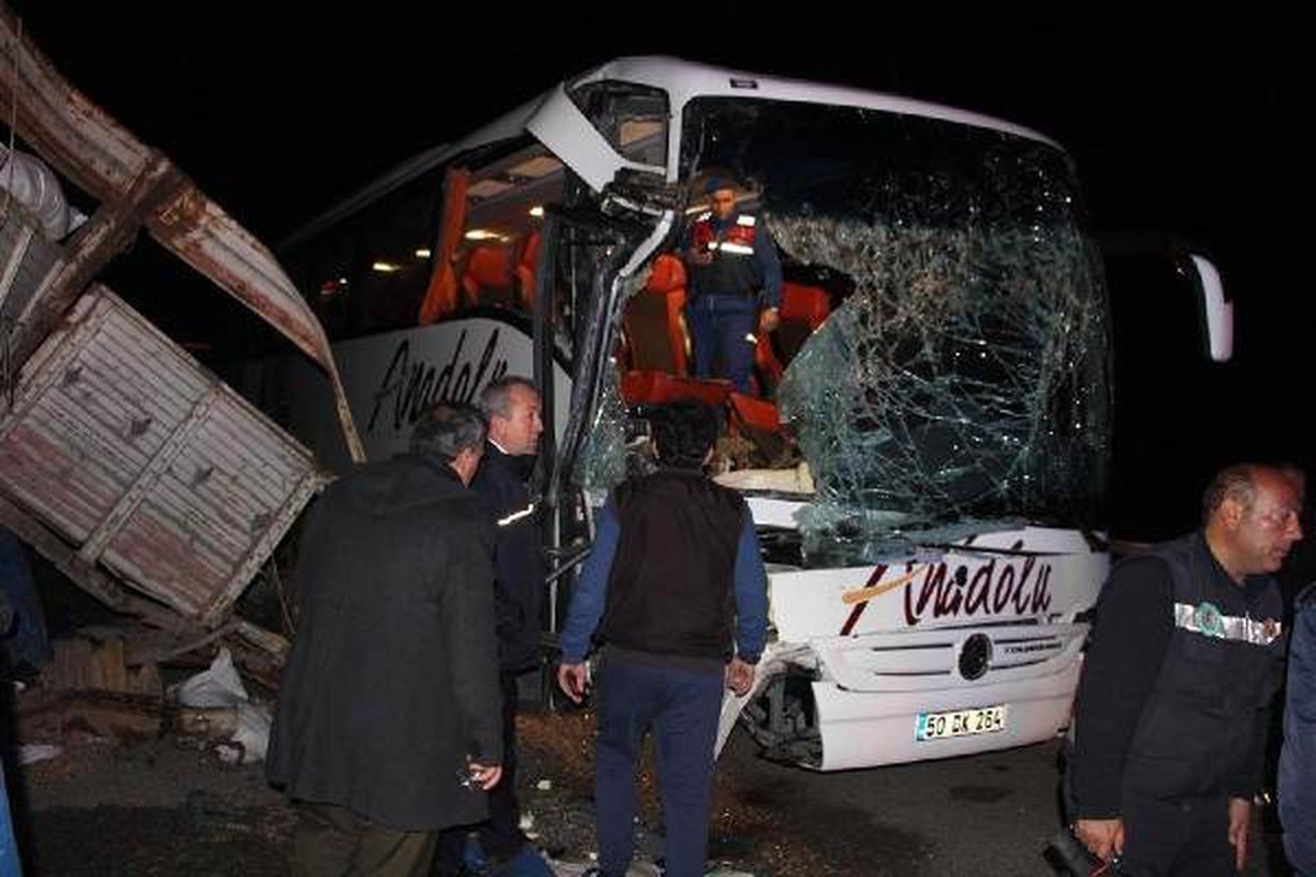 Yolcu Otobüsü Tır\'a Arkadan Çarptı: 20 Yaralı