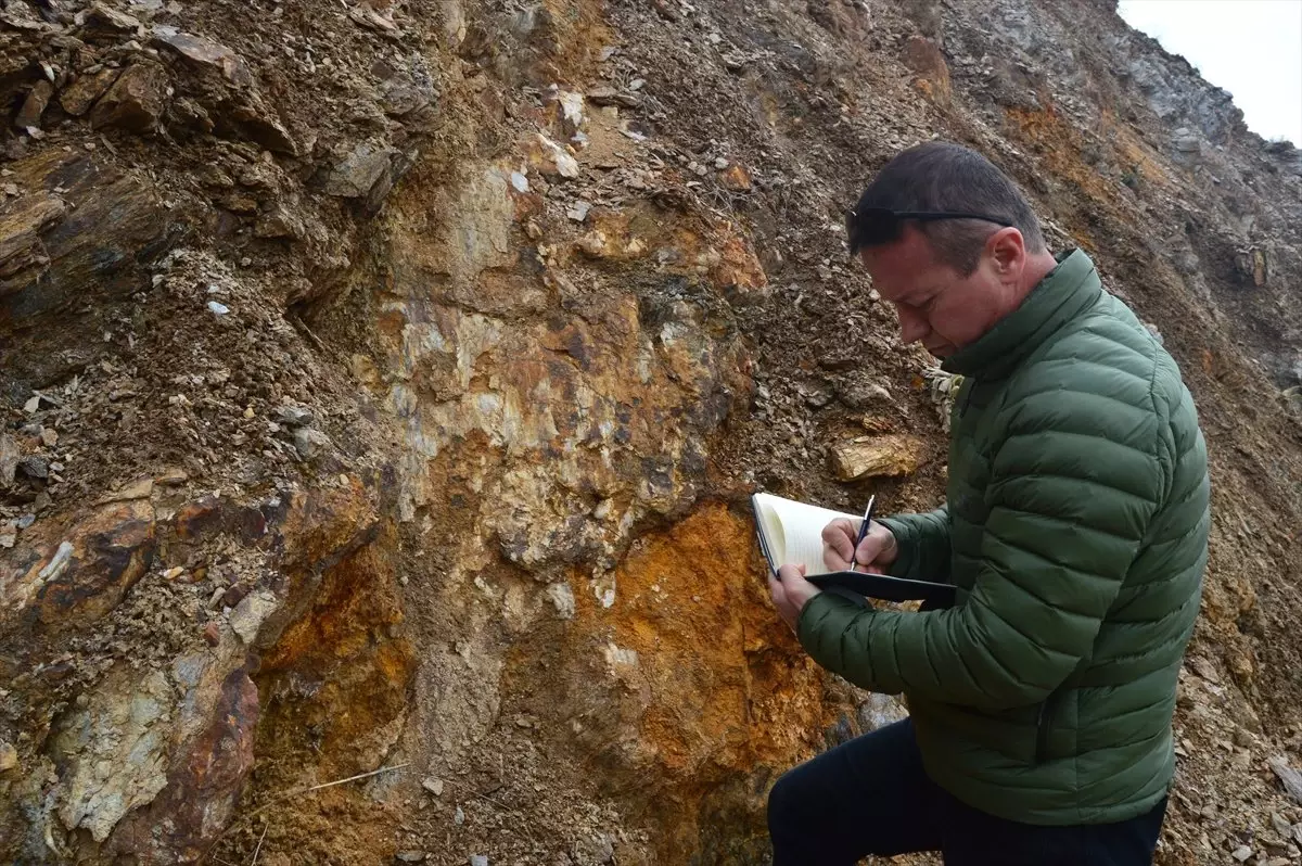 Afyonkarahisar\'daki Heyelan Riski Köylüleri Endişelendiriyor