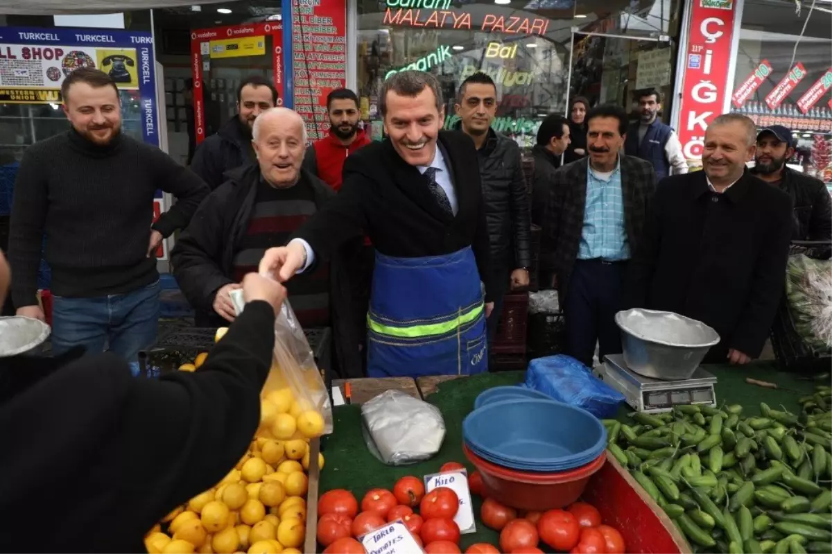 AK Parti Zeytinburnu Adayı Ömer Arısoy Pazarcı Önlüğünü Giyerek Satış Yaptı