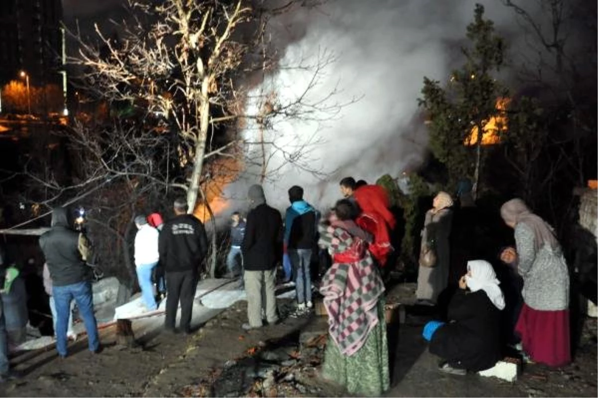 Ankara\'da İki Gecekondu Yandı; 20 Kişi Evsiz Kaldı