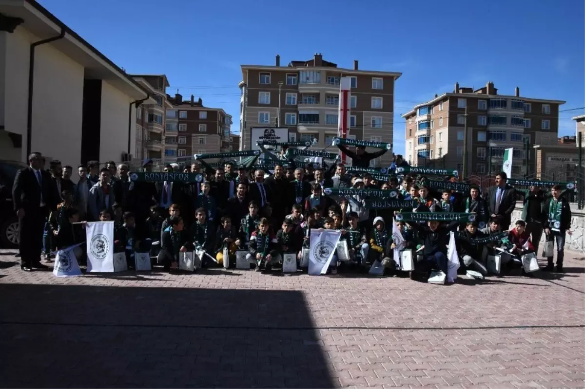 Atiker Konyasporlu Futbolcular Şivlilik Dağıttı