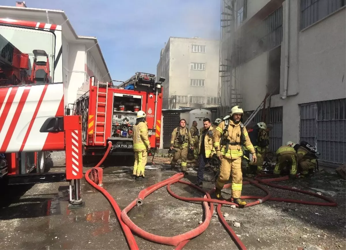 Bağcılar\'da Kağıt Fabrikasında Yangın Paniği