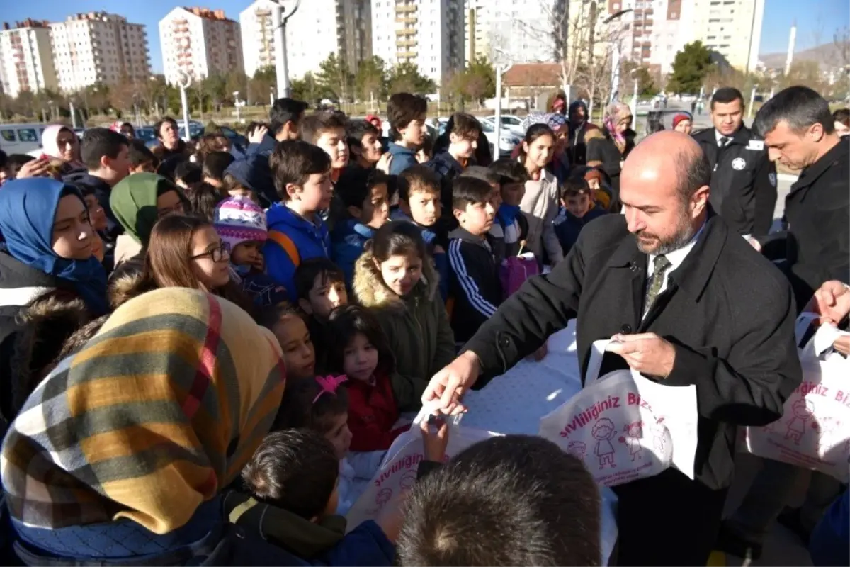 Başkan Pekyatırmacı Çocuklara Şivlilik Dağıttı