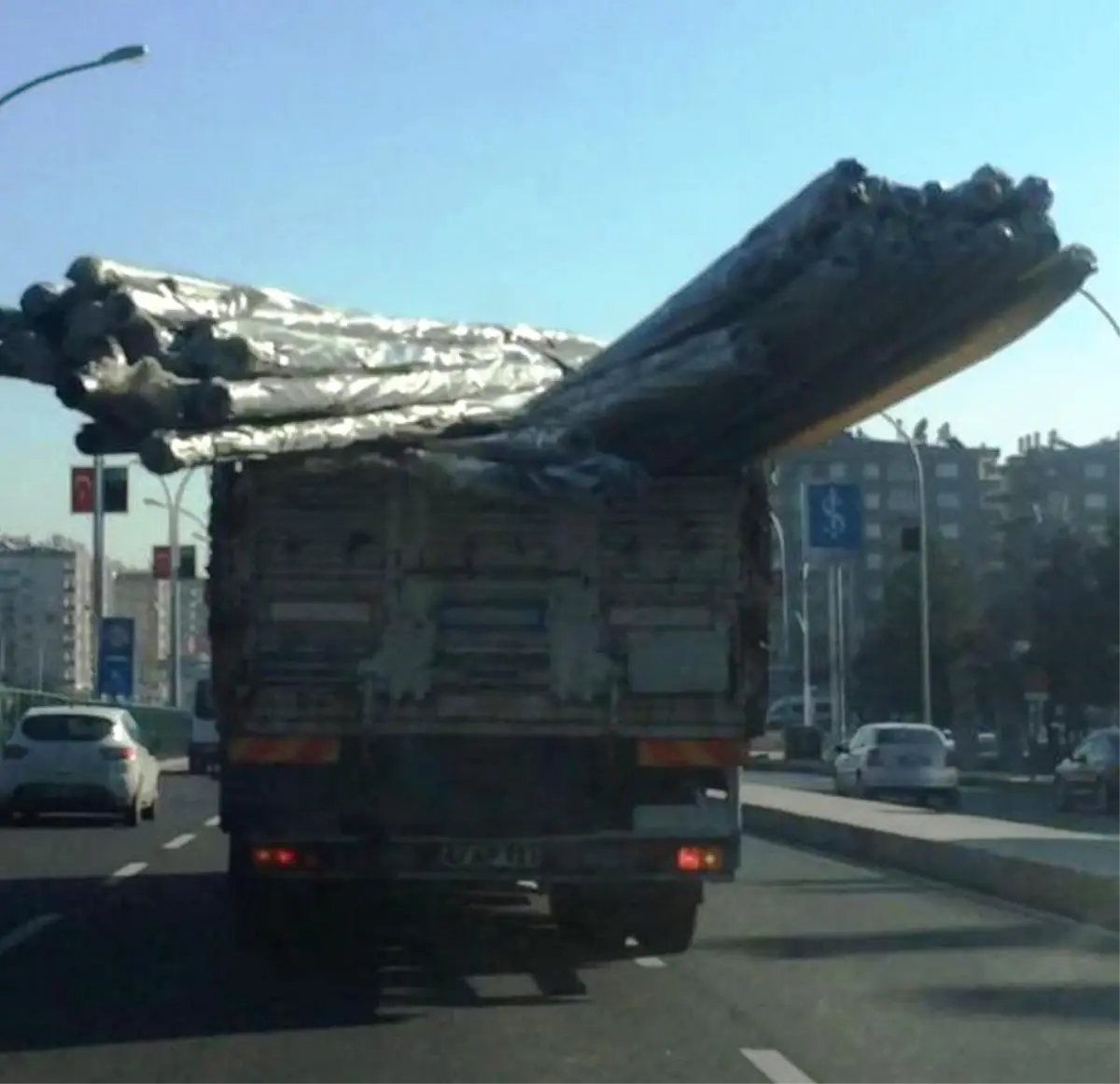 Boru Yüklü Kamyon Trafikte Tehlike Saçtı