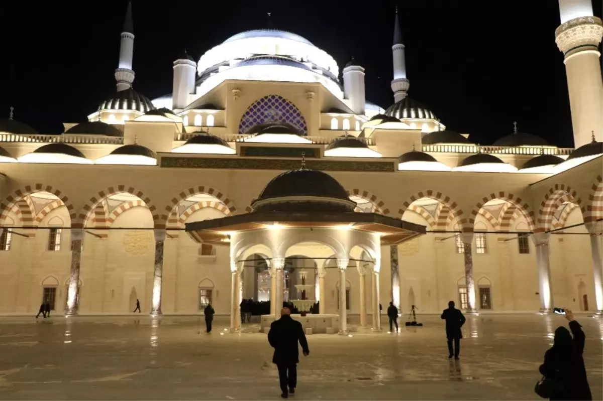 Çamlıca Camii\'nde İlk Ezan Okundu