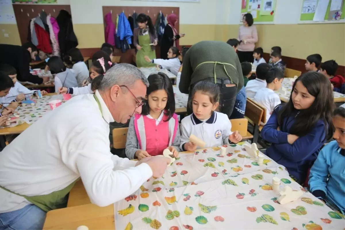 Çocuklar Kendi Oyuncağını Kendisi Yapıyor