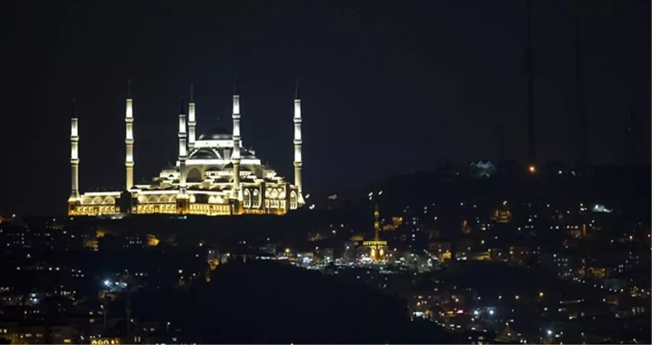 Cumhuriyet Tarihinin En Büyüğü Olan Çamlıca Camii\'nde İlk Ezan Okundu