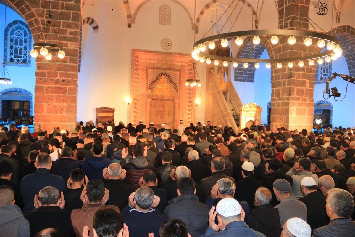 Diyarbakır\'daki Fatih Paşa Camisi\'nde Regaip Kandili Programı