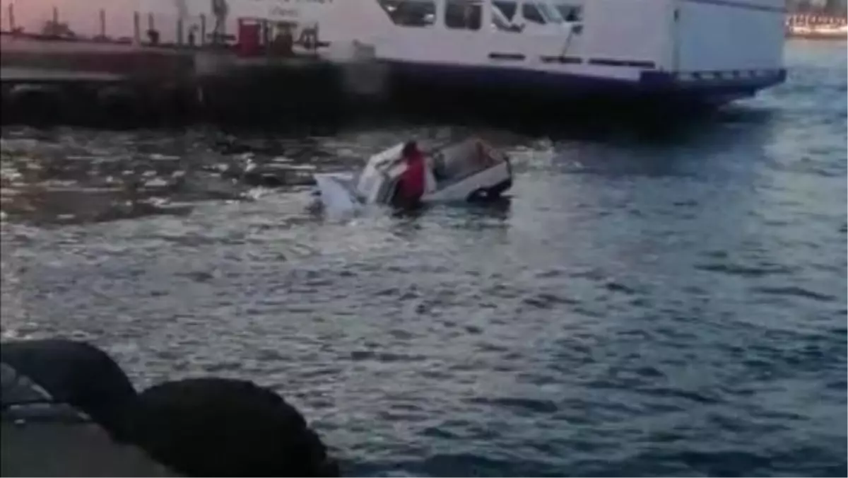 Eminönü\'nde Çocuk Denize Uçan Araçtan Böyle Kurtarıldı