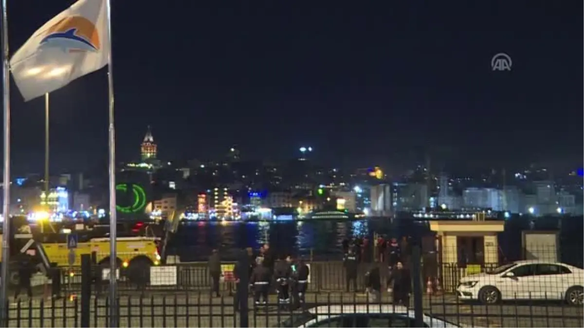 Eminönü\'nde Denize Düşen Pikap Çıkarıldı
