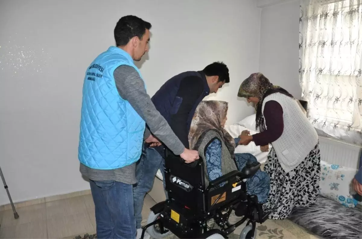 Engellilere Akülü ve Tekerlekli Sandalye Dağıtıldı