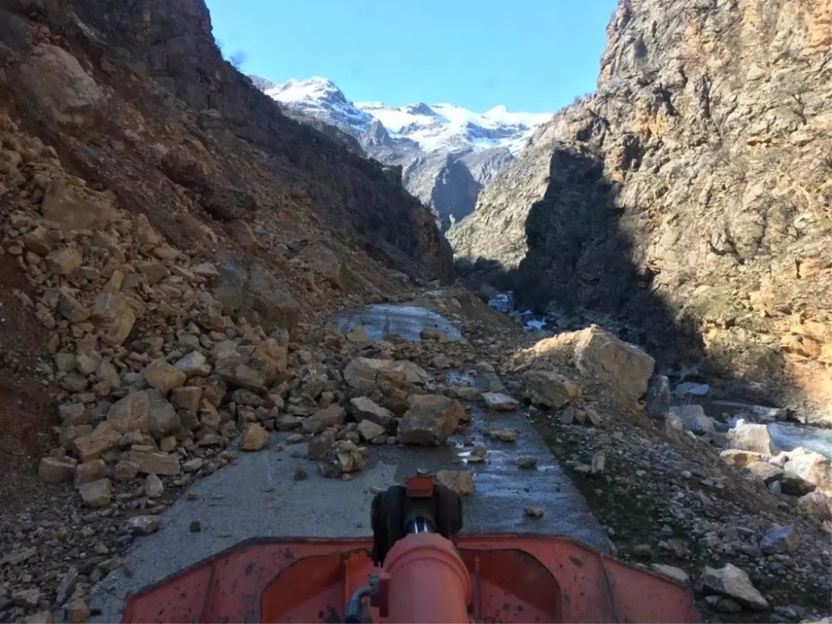 Heyelanın Kapattığı Yol Ulaşıma Açıldı