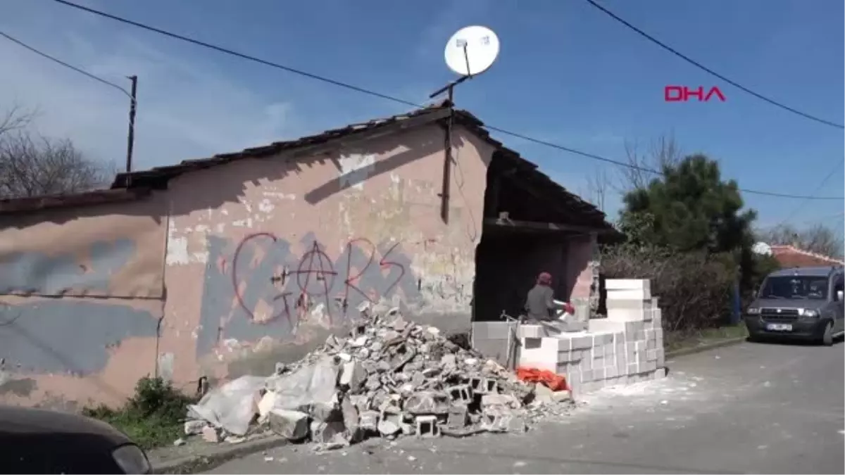 İstanbul- Sultangazi\'de Kontrolden Çıkan Kamyonetin 2 Eve Çarpması Kamerada