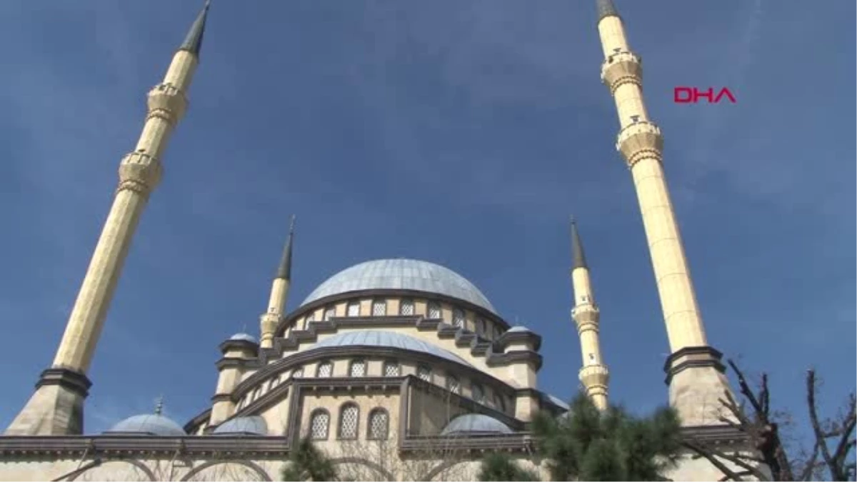 İstanbul-Ümraniye\'de Oğlu Tarafından Öldürülen Kadın Son Yolculuğuna Uğurlandı