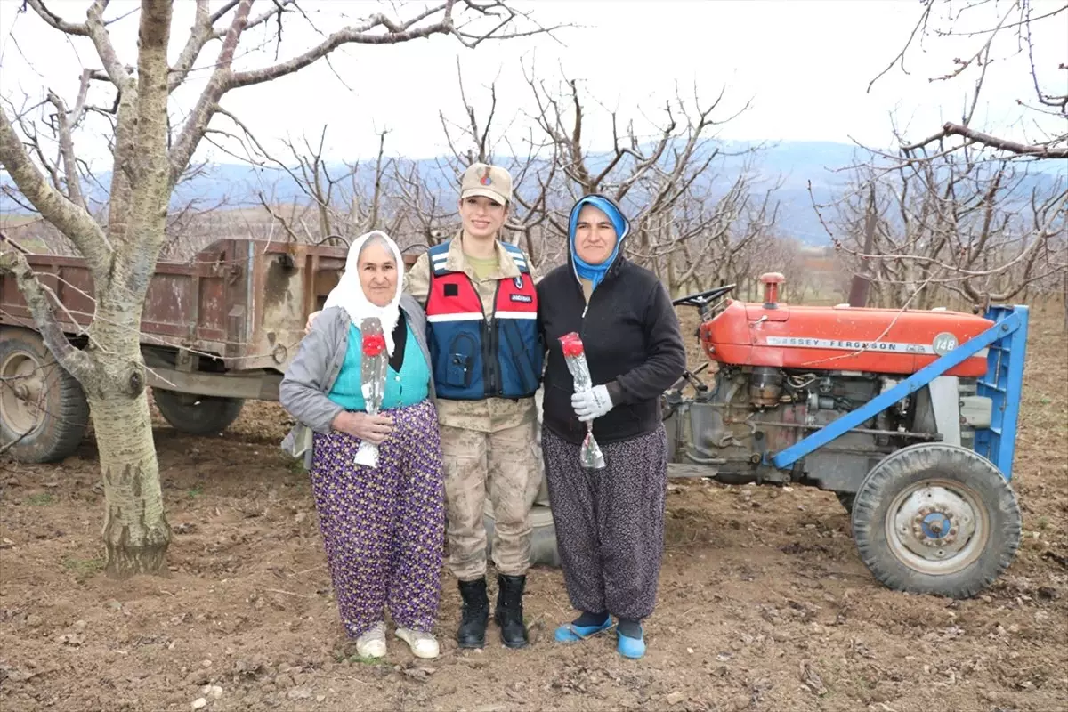 Kadın Astsubaylardan Kadınlara Karanfil