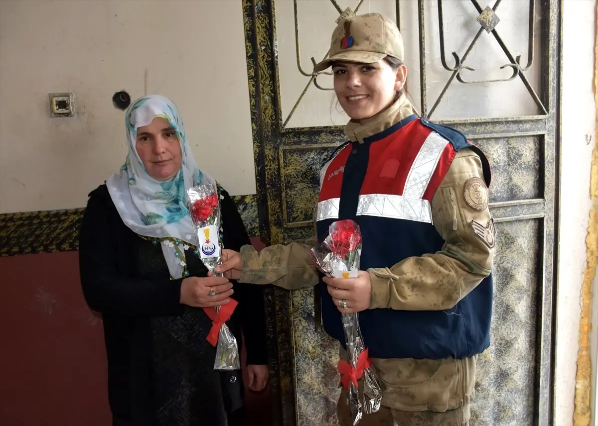 Kadın Astsubaylardan Köydeki Kadınlara Ziyaret