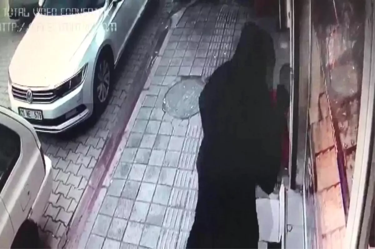 Kadın Kılığına Girdi, Kuyumcudaki Altınları Çalarak Kaçtı