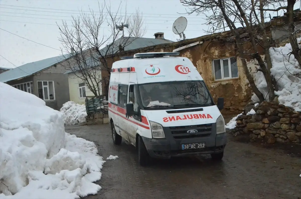 Kardan Yolu Kapanan Köydeki Hasta Kurtarıldı