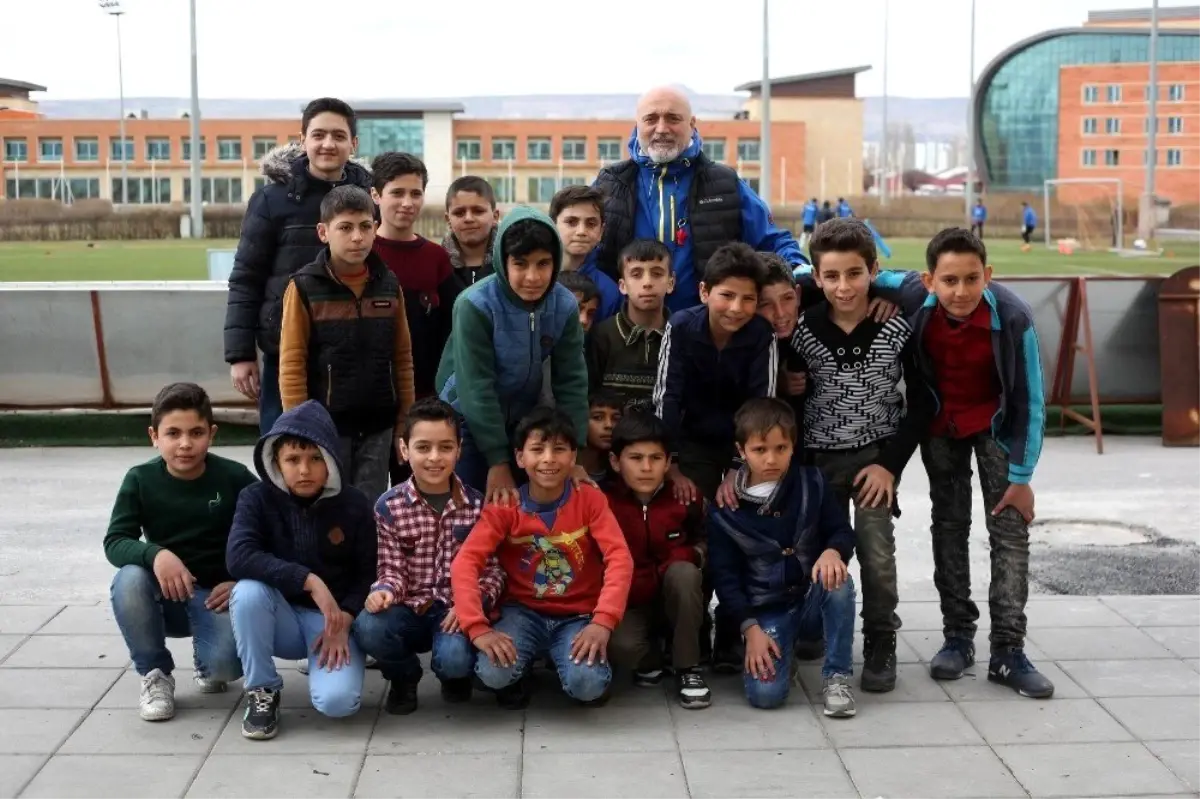 Kayserispor\'u Minikler Ziyaret Etti