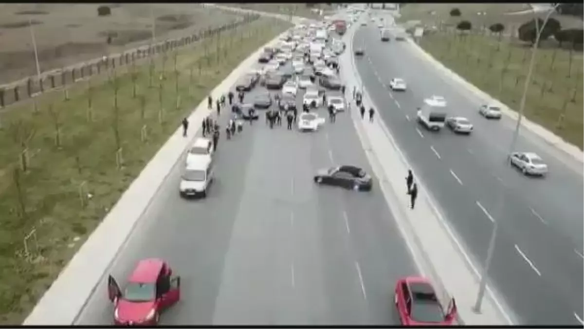 Lüks Otomobilli Düğün Konvoyu Yol Kapatıp "Drift" Yaptı