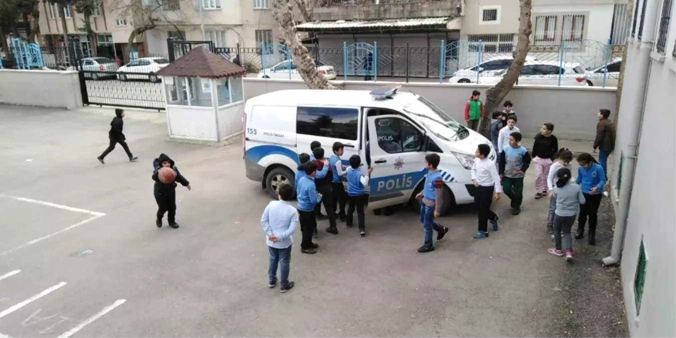 Okul Önünde Otomobilin Çarptığı Öğrenci Yaralandı