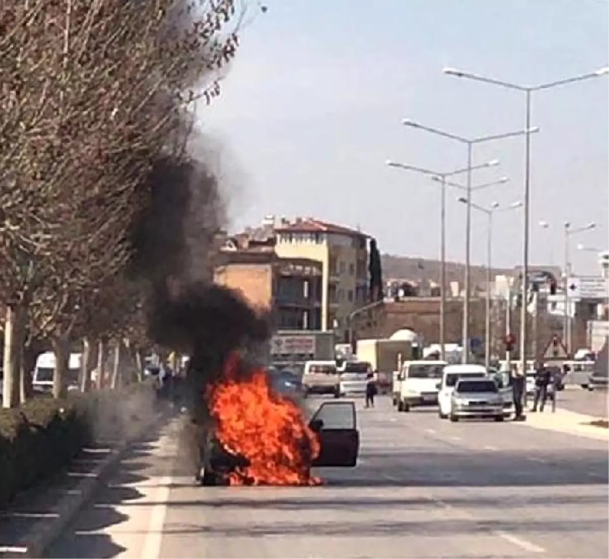 Otomobil Seyir Halindeyken Alev Aldı