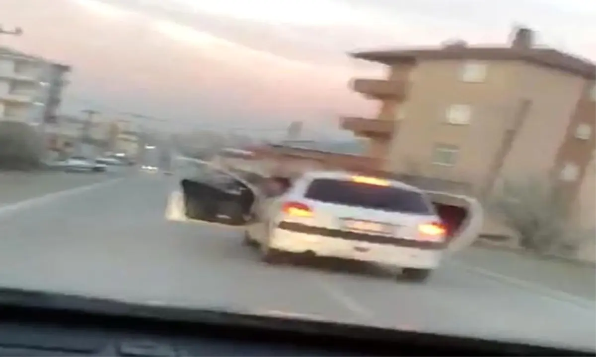 Otomobilin Kapılarını Açarak Trafiği Tehlikeye Düşürdü