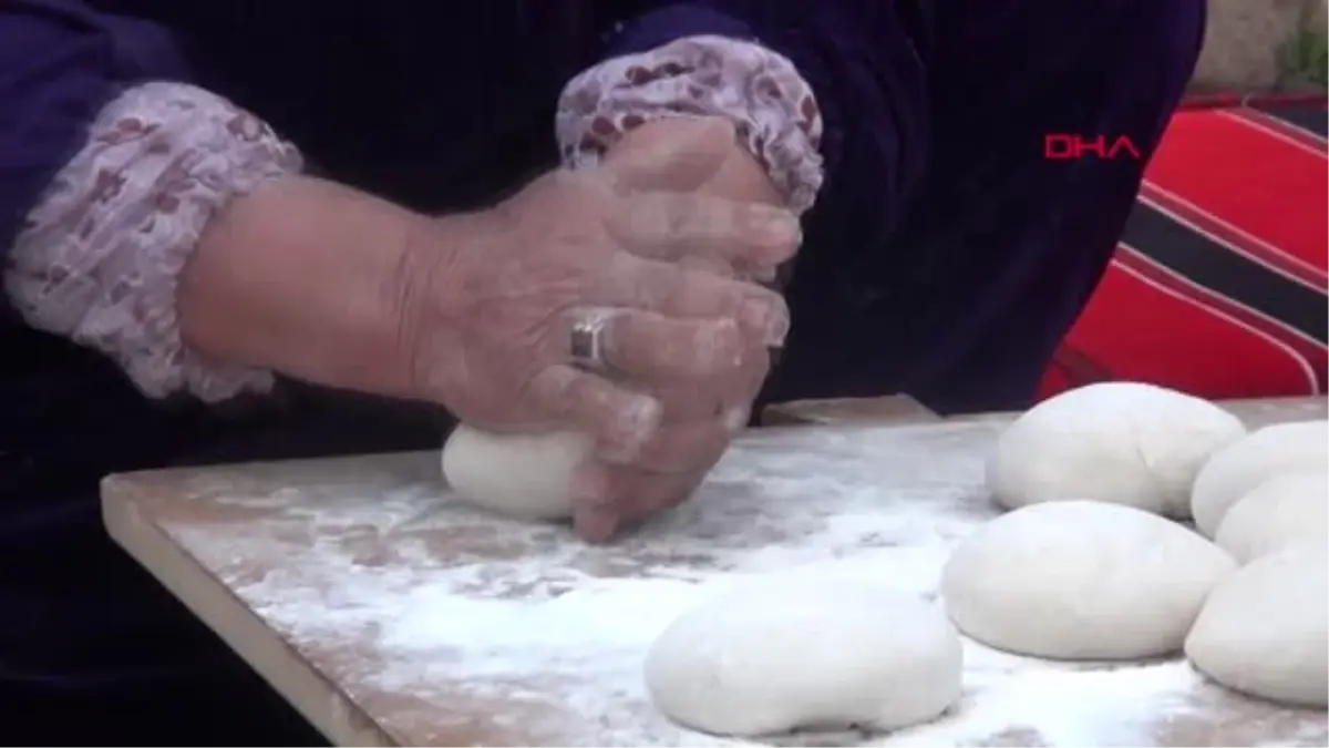 Şanlıurfa Dünyaca Ünlü Şefler, Harran\'da Yufka Açıp, Pişirdi