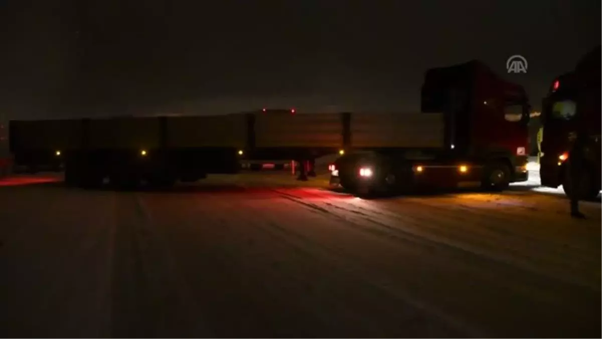 Tendürek Geçidi\'nde Çok Sayıda Araç Mahsur Kaldı