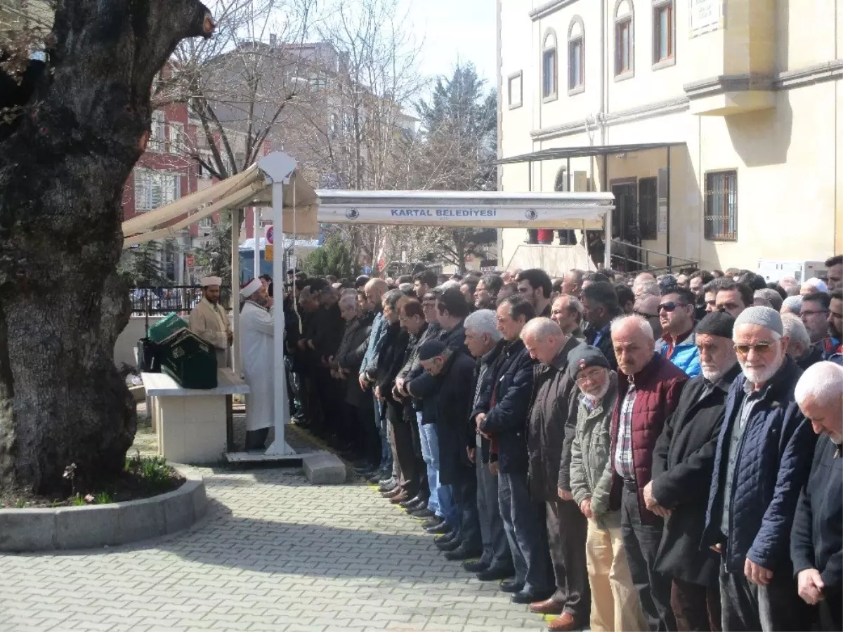 Ümraniye\'de Oğlu Tarafından Öldürülen Kadın Toprağa Verildi