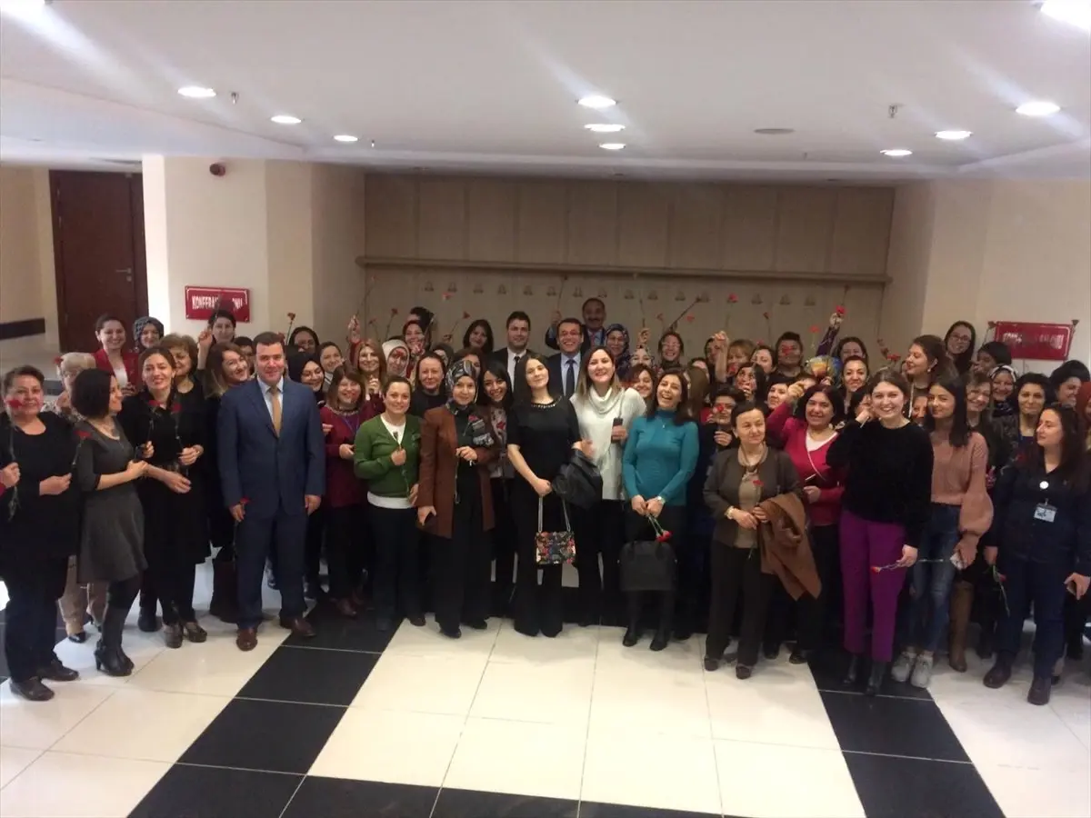 Adliyede Karanfilli Kadınlar Günü Kutlaması