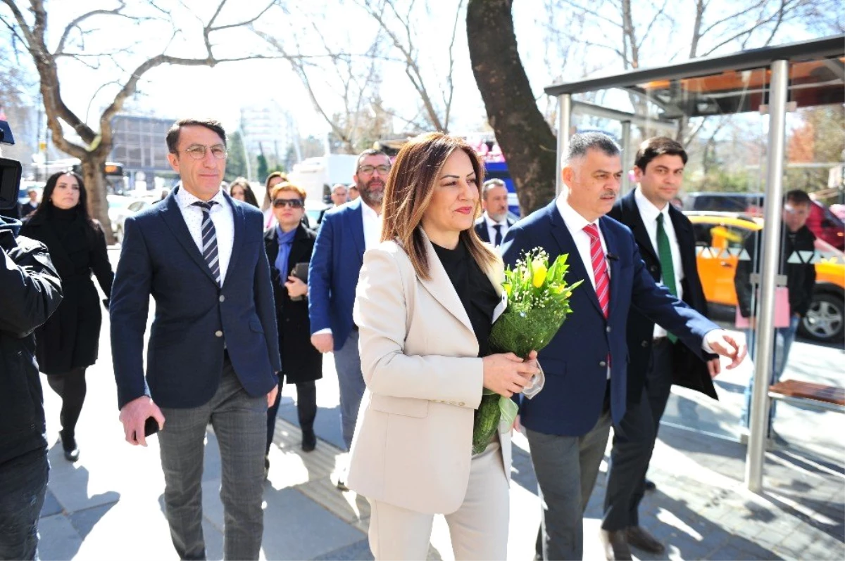 Amber Türkmen, 8 Mart Dünya Kadınlar Günü\'nü Vatandaşla Kutladı