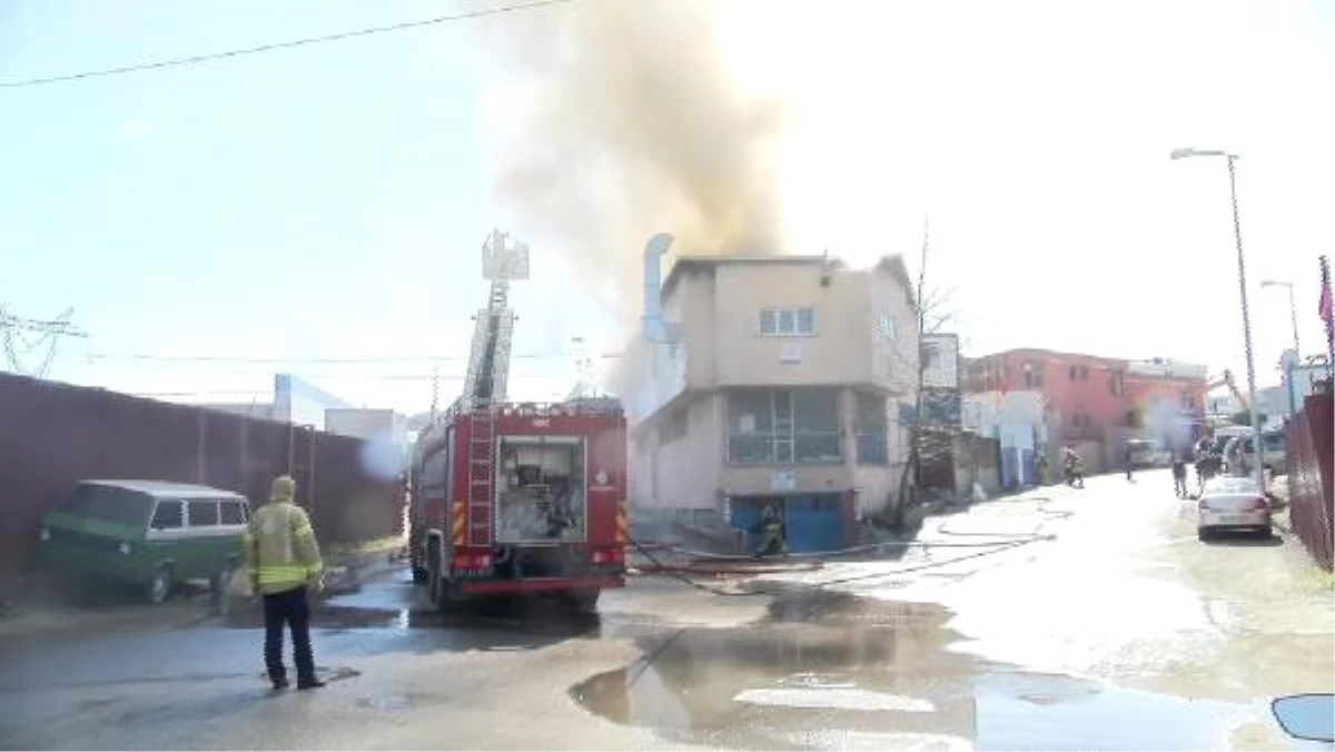 Ataşehir\'de Mobilya İmalathanesinin Çatısında Yangın (1)