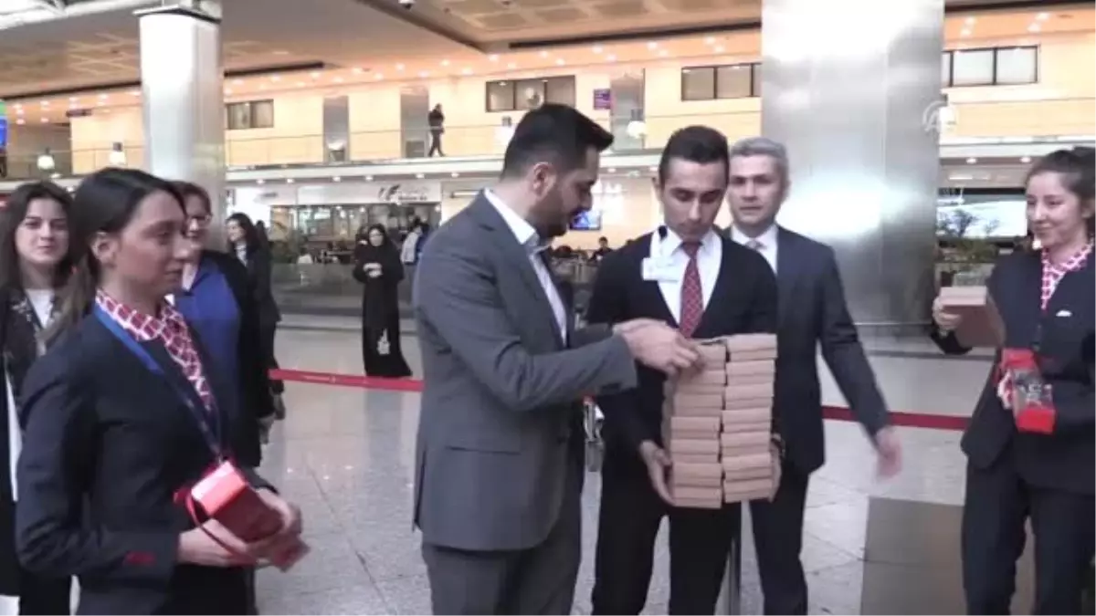 Atatürk Havalimanı\'nda, Kadın Yolcular ile Çalışanlara Çiçek Takdim Edildi