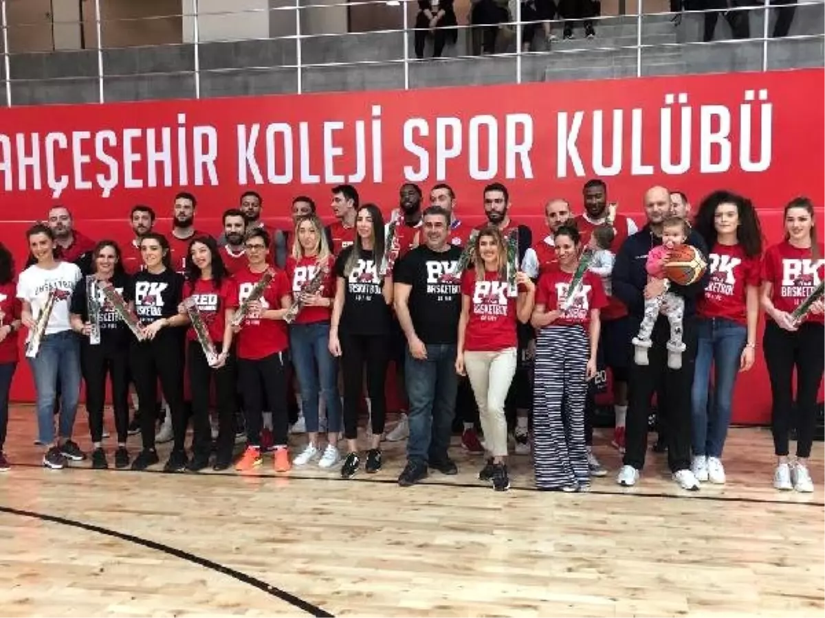 Bahçeşehir Koleji Oyuncuları Sahada Eşlerine Karşı Ter Döktü