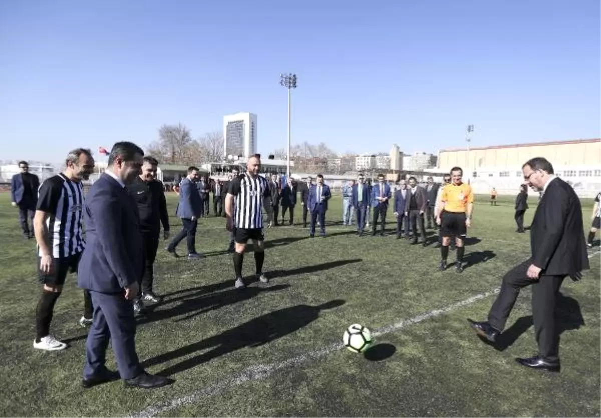 Bakan Kasapoğlu, Kamu Futbol Turnuvası\'nın Açılışını Yaptı