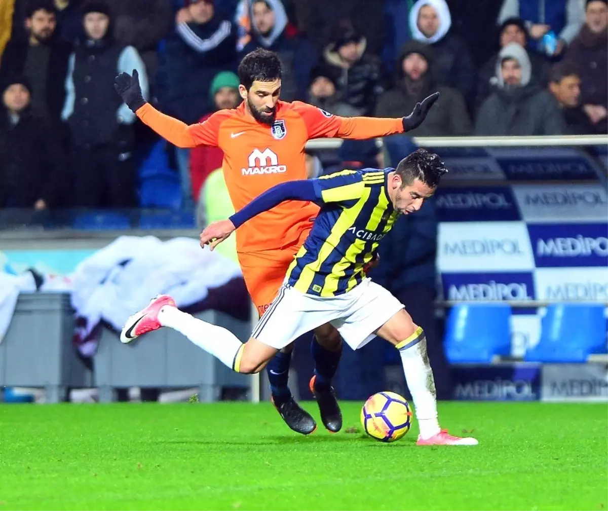 Başakşehir, Evinde Fenerbahçe\'ye Karşı Üstün