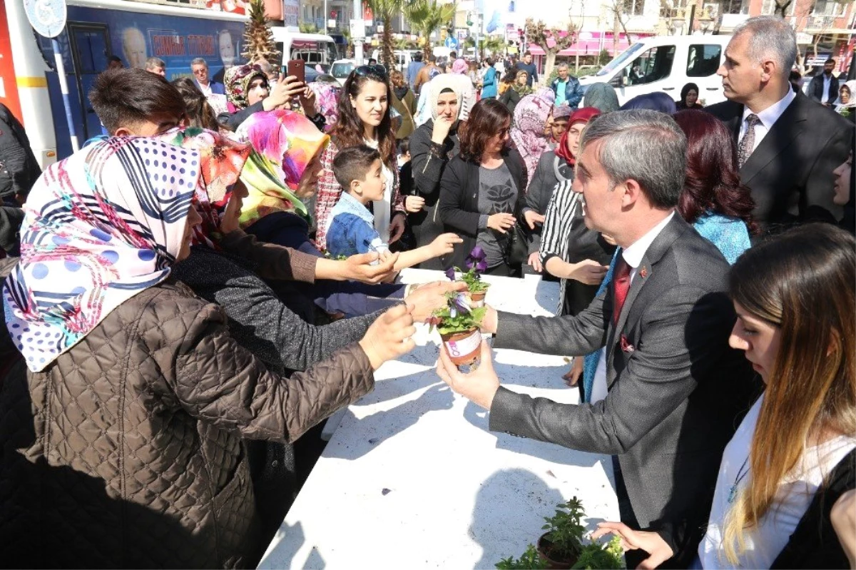 Başkan Şirin\'den Kadınlara 8 Mart Çiçeği