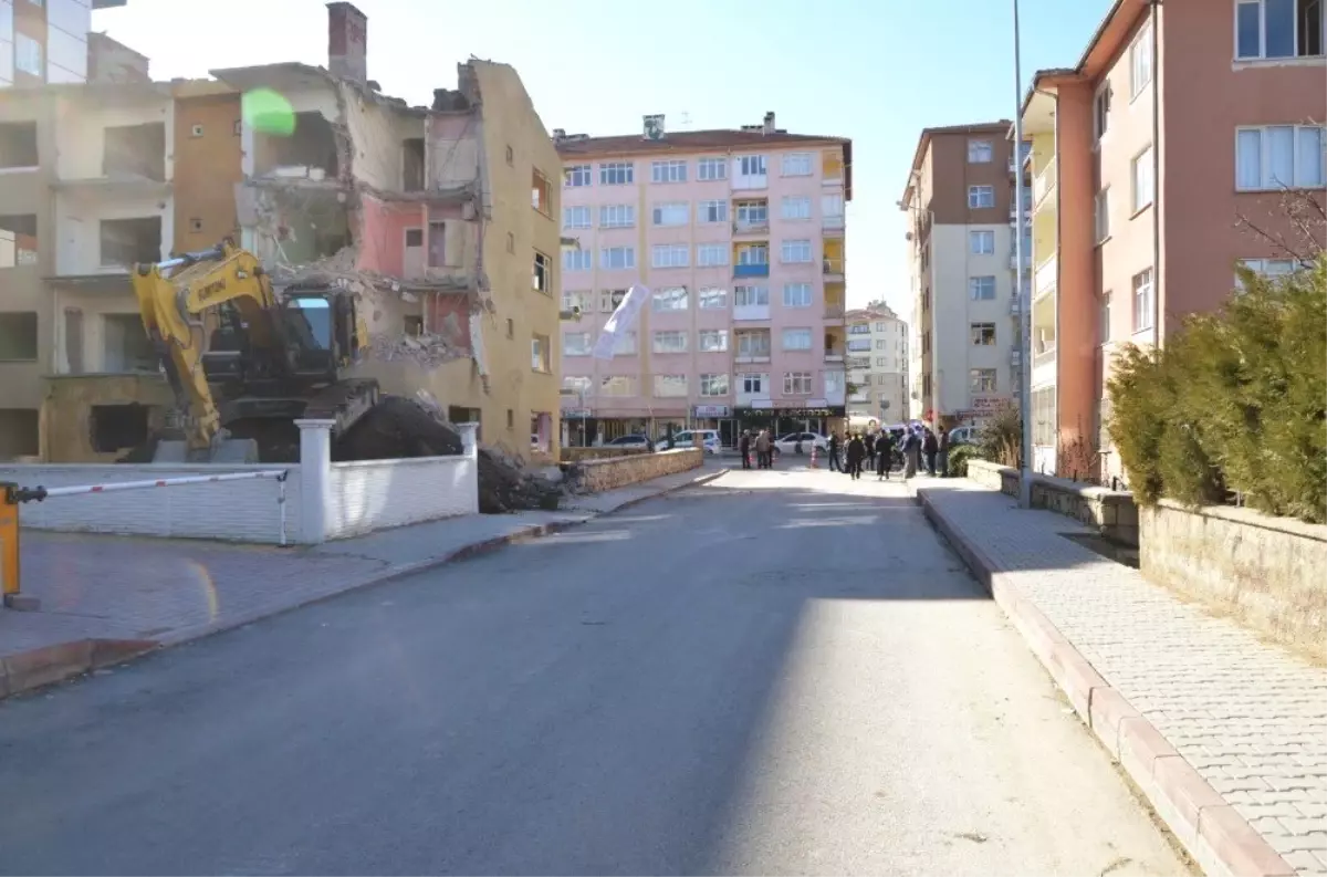 Beş Kişinin Ölümüne Neden Olan Bina Yıkılıyor