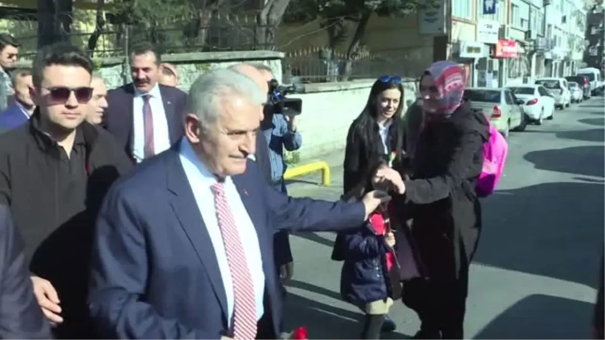 Binali Yıldırım, Karanfil Dağıttı