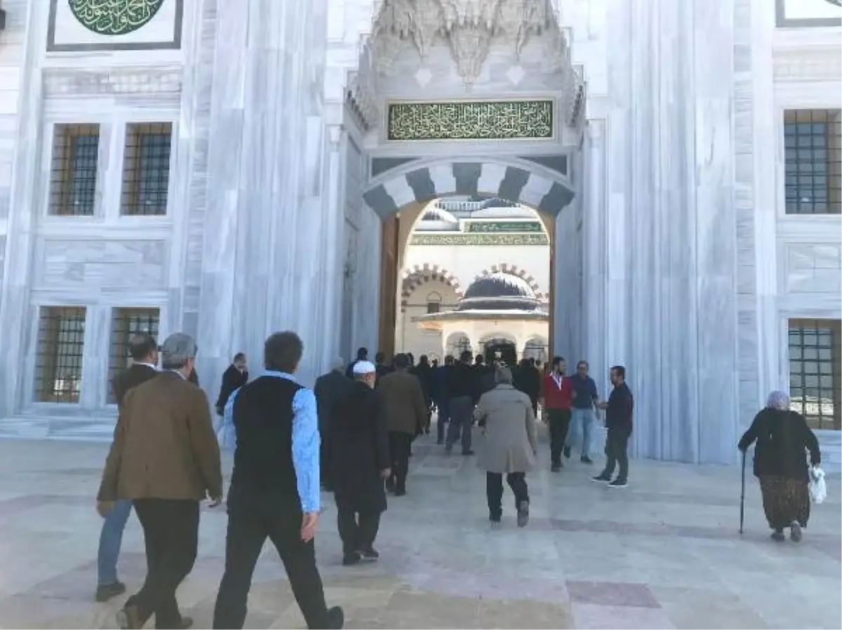 Çamlıca Camii\'nde İlk Cuma Namazı