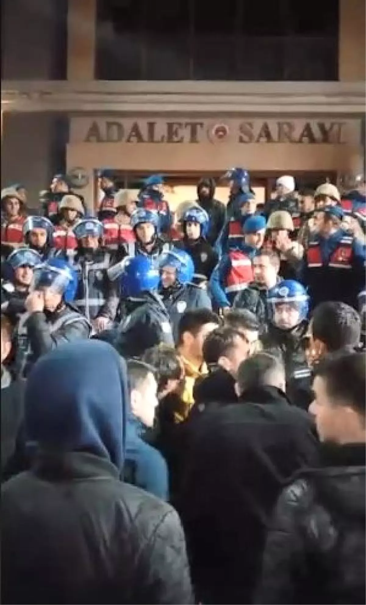 Cezaevi Firarisinin Genç Kızı Taciz Ettiği İddiası, İlçeyi Sokağa Döktü