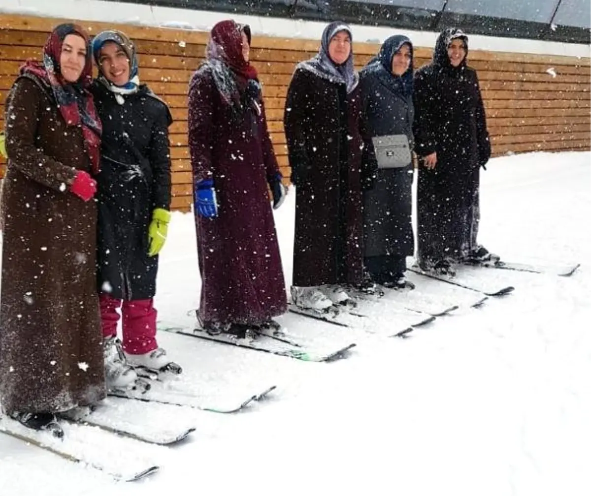 Çocuklarını Kursa Getiren Anneler Kadınlar Günü\'nde Kayak Öğrendi