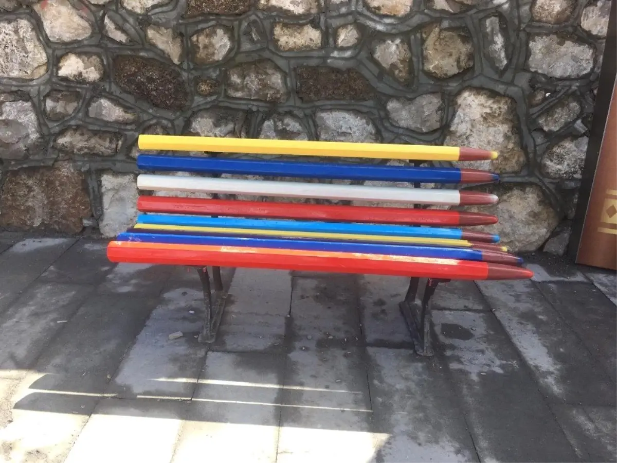 Çukurca\'ya Kitap ve Kalem Figürlü Oturma Bankları