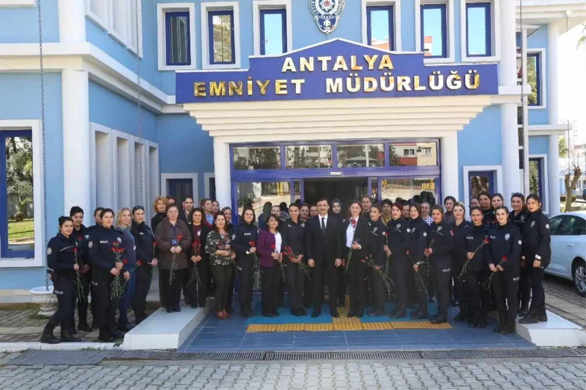 Emniyetteki Kadın Personel ile Trafikteki Kadınların Günü Kutlandı