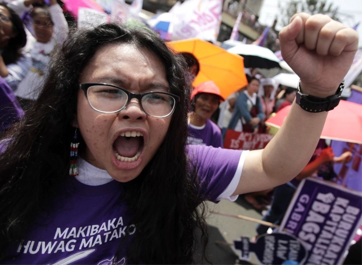 Filipinler\'de Binlerce Kadın Duterte\'ye Karşı Yürüdü