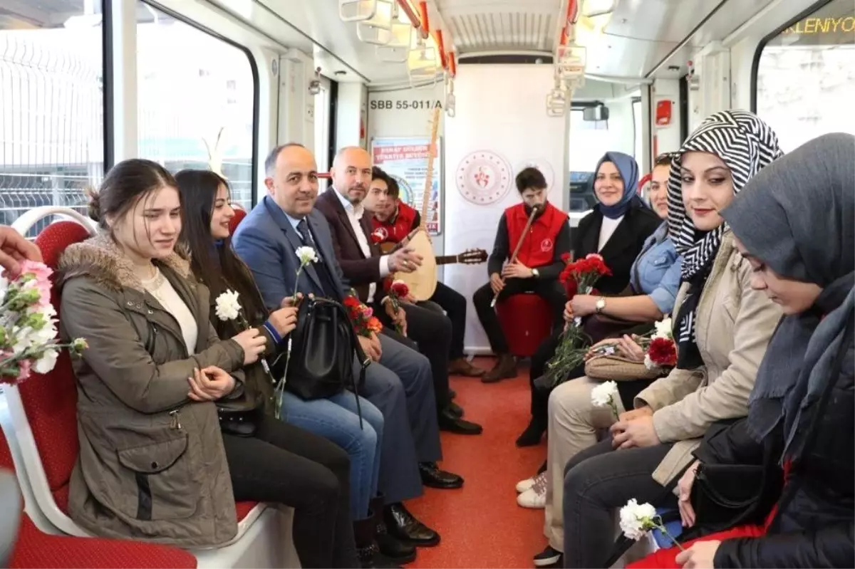 Gençler, Kadınlar İçin Tramvayda Şarkı Söyledi