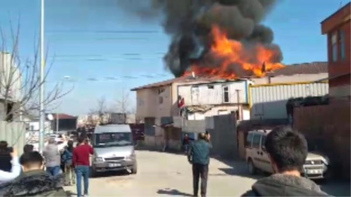 Geniş Haber) Ataşehir\'de Mobilya İmalathanesinin Çatısında Yangın