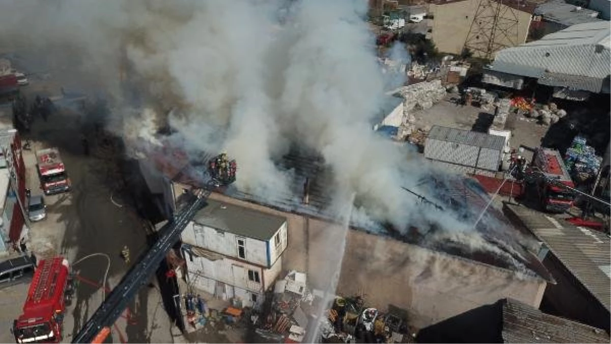 Havadan Fotoğraflarla//ataşehir\'de Mobilya İmalathanesinin Çatısında Yangın (1)
